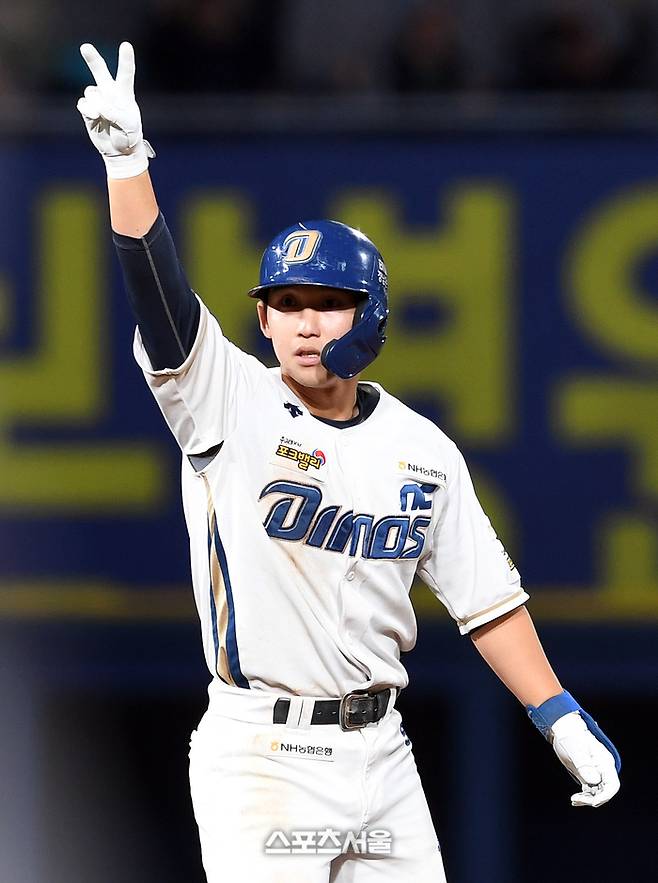 NC 서호철이 19일 창원NC파크에서 열린 2023 KBO 와일드카드 결정전 두산과 경기에서 7회말 2타점 2루타를 때린 후 기뻐하고 있다. 2023. 10. 19. 창원 | 박진업기자 upandup@sportsseoul.com