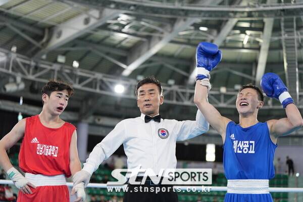 ​사진┃박진명 기자18일 고흥팔영체육관에서 열린 제104회 전국체육대회 복싱 남자 고등부 플라이급 결승전 경기에서 진주안(청.계산공고)이 금메달을 확정지며 횐호하고 있다. 사진┃박진명 기자