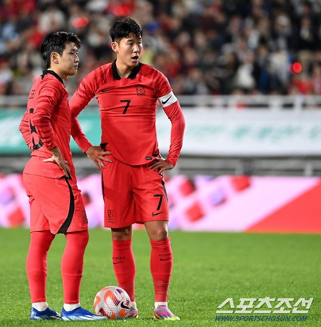 17일 수원월드컵경기장에서 열린 한국과 베트남의 평가전, 손흥민과 이강인이 프리킥을 준비하고 있다. 수원=허상욱 기자wook@sportschosun.com/2023.10.17/