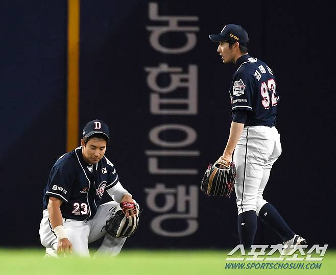 2023 KBO 포스트시즌 두산 베어스와 NC 다이노스의 와일드카드 결정전 1차전이 19일 창원NC파크에서 열렸다. 5회말 NC 마틴의 타구르 두산 2루수 강승호가 포구 실책하고 있다. 창원=박재만 기자pjm@sportschosun.com/2023.10.19/