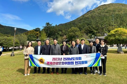 전남도의회 경제관광문화위원회는 ‘2023 전남국제수묵비엔날레’ 행사장을 방문했다. 사진=전남도의회 제공