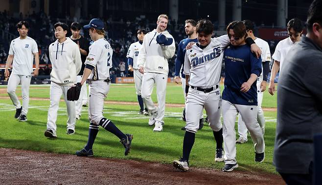 (창원=뉴스1) 이동해 기자 = 19일 오후 경남 창원NC파크에서 열린 프로야구 '2023 신한은행 SOL KBO 포스트시즌' 와일드카드 결정전 1차전 두산 베어스와 NC 다이노스의 경기에서 14대9로 완승을 거둔 NC 선수들이 경기장을 빠져나가고 있다. 2023.10.19/뉴스1