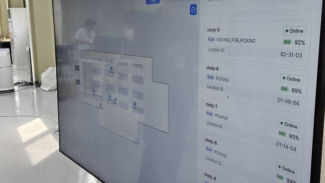 지난 18일 경기 남양주시 플로틱 데모센터 한켠에 세워진 디스플레이. 화면에는 로봇의 실시간 위치와 배터리 잔량 등이 표시돼 있다. /이은영 기자