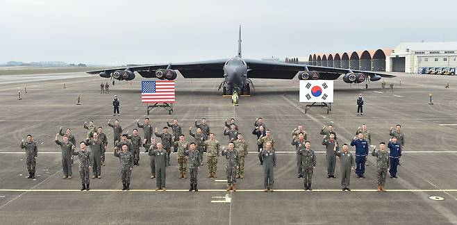 김승겸 합동참모의장(육군 대장)이 19일 미국 공군 전략자산 B-52H가 주기 중인 공군 청주기지를 찾아 케네스 윌스바흐 미국 태평양공군사령관을 비롯한 한미 작전요원들과 기념촬영을 하고 있다./합동참모본부 제공