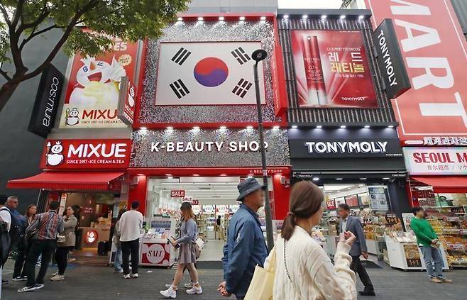 서울 중구 명동 거리 상점에 한국을 방문한 외국들이 지나다니고 있다. ⓒ뉴시스