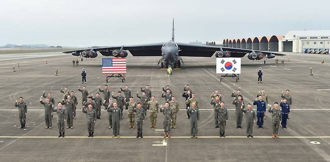 김승겸 합동참모의장(육군 대장)이 19일 미국 공군 전략자산 B-52H가 주기 중인 공군 청주기지를 찾아 케네스 윌스바흐 미국 태평양공군사령관을 비롯한 한미 작전요원들과 기념촬영을 하고 있다. 김 의장은 이 자리에서 확장억제 작전수행태세를 점검했다.  2023.10.19 합동참모본부 제공