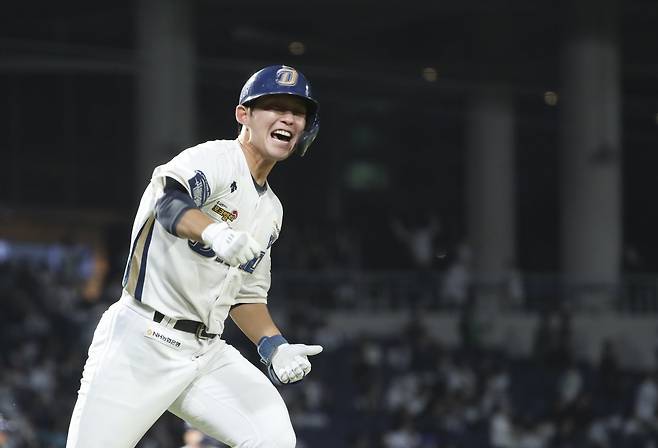 19일 경남 창원시 마산회원구 창원NC파크에서 열린 2023 KBO 포스트시즌 와일드카드 결정 1차전 두산 베어스와 NC 다이노스의 경기, 4회말 2사 주자 만루 상황에서 NC 서호철이 역전 만루홈런을 치고 포효하고 있다. NC 서호철은 이날 경기에서 7회 2타점을 추가로 득점해 WC 최다 타점인 6타점을 기록했다. 2023.10.19. 뉴시스