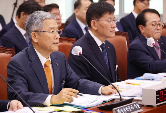 김동철 한국전력공사 사장이 19일 국회에서 열린 산업통상자원중소벤처기업위원회 국정감사에서 의원 질의에 답하고 있다.연합뉴스