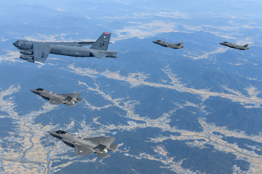 17일 미국 공군의 B-52H 전략폭격기와 한국 공군의 F-35A 전투기들이 한반도 상공에서 한미 연합공중훈련을 실시하고 있다. 2023.10.17 [공군 제공] 연합뉴스