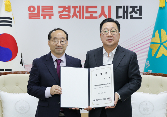 이장우 대전광역시장(오른쪽)은 19일 구자현 대전과학산업진흥원 신임 원장에게 임명장을 수여하고 있다.



대전시 제공