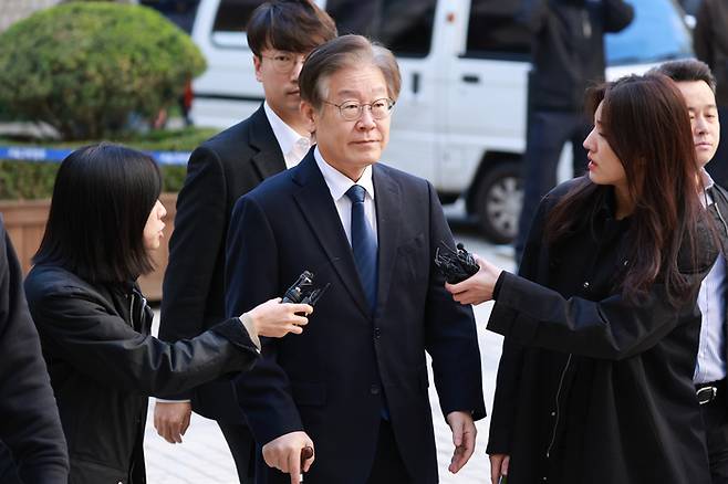 더불어민주당 이재명 대표가 17일 서울 서초구 서울중앙지방법원에서 열린 '대장동 배임·성남FC 뇌물' 관련 1심 2회 공판에 출석하고 있다. 연합뉴스