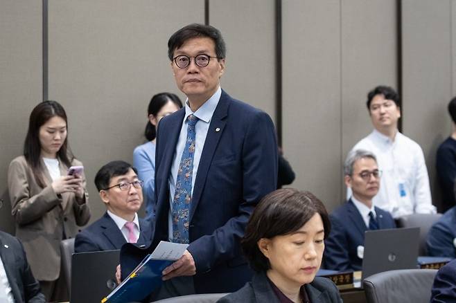 이창용 한국은행 총재가 19일 서울 중구 한국은행에서 열린 금융통화위원회에 입장하고 있다. 2023.10.19/뉴스1 /