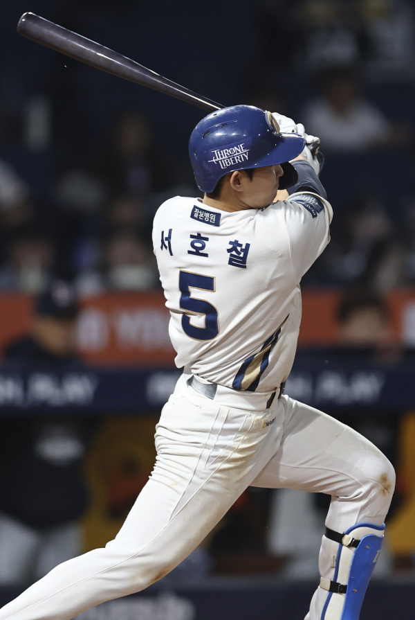 19일 오후 창원NC파크에서 열린 2023 KBO 포스트시즌 와일드카드 결정전 두산 베어스 대 NC 다이노스 경기. 7회 말 1사 만루 때 NC 서호철이 2타점 적시타를 치고 있다. 사진=연합뉴스