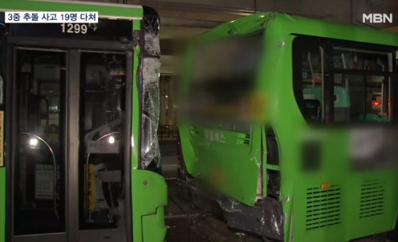 18일 오후 10시 46분쯤 서울 지하철 2호선 당산역 인근 버스정류장에서 차량 연쇄 추돌 사고가 발생해 승객 10여 명 이상이 다쳤다. 사진은 추돌한 버스들. [사진=MBN 보도화면 캡처]