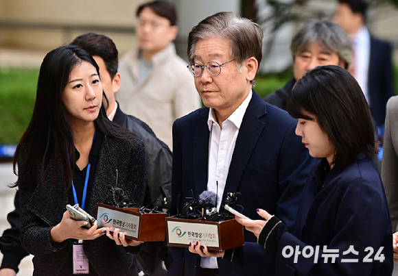 이재명 더불어민주당 대표가 지난 6일 서울 서초구 서울중앙지법에서 열리는 '대장동·위례 개발사업과 성남FC 후원금 의혹' 관련 첫 재판에 출석하고 있다. [사진=곽영래 기자]