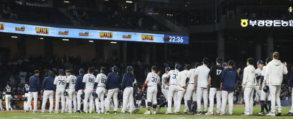 19일 창원 NC파크에서 열린 2023 KBO 포스트시즌 와일드카드 결정 1차전 두산 베어스와 NC 다이노스 경기, 14-9로 NC가 이겼다. 강인권 NC 감독을 비롯한 선수들이 경기 종료 후 하이파이브를 하고 있다. [사진=뉴시스]