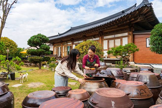 생활관광의 성공 사례로 꼽히는 '강진에서 일주일 살기'. 이른바 '푸소' 농가에서 일주일간 현지인과 함께 먹고 자고 놀며, 강진을 생생히 체험하는 여행법이다. 맛있는 시골밥상으로 유명한 '화담재'는 장독 가득 맛깔스러운 장과 김치를 품고 있다.