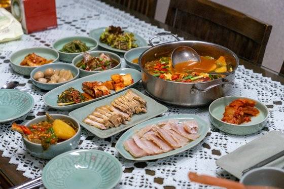 한실농박에서 맛본 시골밥상. 홍어삼합과 병어찜, 간장 게장 등이 깔렸다. 집주인 정은숙씨는 "집이 낡았다고 밥상까지 허름해서야 되겠느냐"고 말했다.