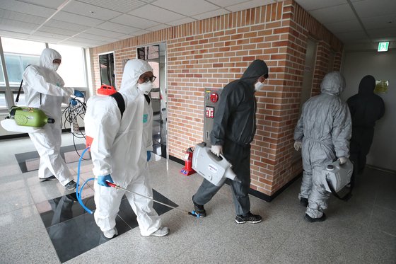 19일 오전 대구 달서구 계명대학교 성서캠퍼스 기숙사에서 방역업체 관계자와 기숙사 관리직원들이 빈대(베드버그·bedbug) 박멸을 위해 기숙사 곳곳을 소독하고 있다. 뉴스1