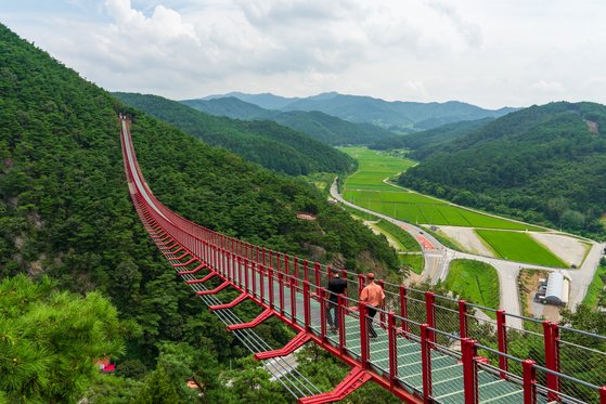 전북 순창의 핫플로 떠오른 채계산 출렁다리. 백종현 기자