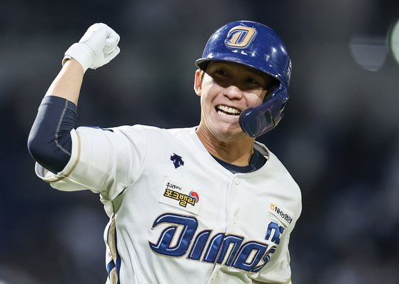 기뻐하는 서호철   (창원=연합뉴스) 윤동진 기자 = 19일 오후 창원NC파크에서 열린 2023 KBO 포스트시즌 와일드카드 결정전 두산 베어스 대 NC 다이노스 경기. 4회 말 2사 만루 때 NC 서호철이 만루 홈런을 친 후 기뻐하고 있다. 2023.10.19   mon@yna.co.kr (끝)  〈저작권자(c) 연합뉴스, 무단 전재-재배포 금지〉