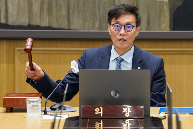 ▲ 이창용 한국은행 총재가 19일 서울 중구 한국은행에서 열린 금융통화위원회 본회의에서 의사봉을 두드리고 있다. [사진공동취재단]