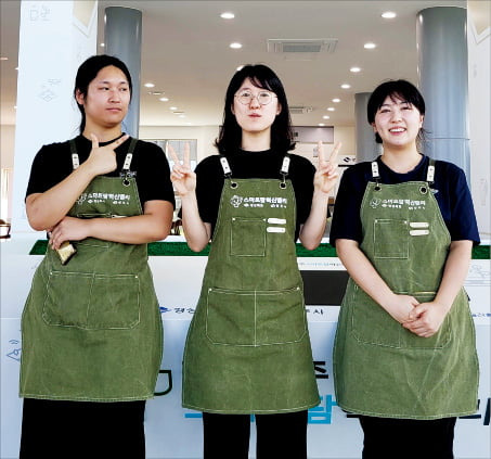 창업보육센터에서 교육 받고 있는 윤교보·정욱(오른쪽)·정원(왼쪽) 자매.