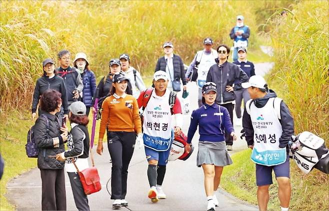 19일 상상인·한국경제TV 오픈에서 박현경 전예성 이다연이 14번홀로 이동하고 있다. /양주=최혁 기자