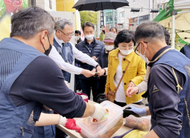 도림교회 성도들이 지난해 서울 영등포구 교회에서 열린 ‘이웃 사랑 나눔 바자회’에서 지역 주민들에게 김치를 판매하고 있다. 국민일보DB