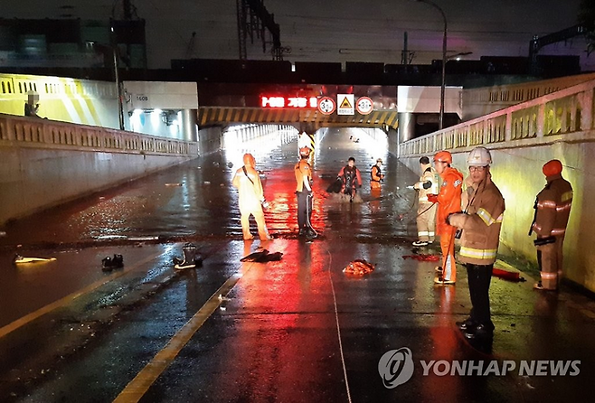 부산 동구 초량지하차도가 침수돼 3명이 사망한 사고가 발생한 지난 2020년 7월 23일  출동한 소방대원들이 수색작업을 벌이고 있다. [연합뉴스]