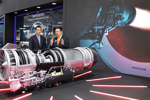 Hanwha Group Vice Chairman Kim Dong-kwan, left. [Courtesy of Hanwha Aerospace]