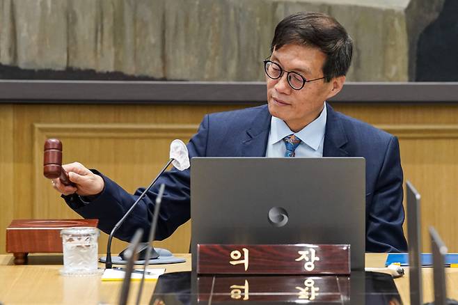 이창용 한국은행 총재가 19일 한국은행에서 열린 금융통화위원회 본회의에서 의사봉을 두드리고 있다. 이날 한은은 기준금리를 3.5%로 동결했다. [사진공동취재단]