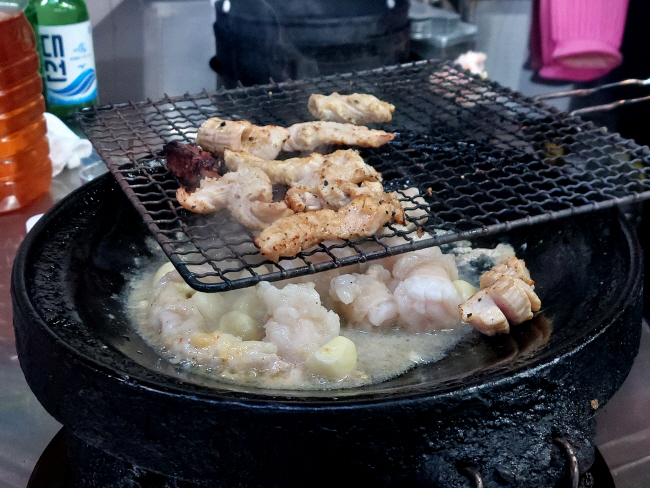 고기나 생선을 굽는 데 쓰는 전형적인 직화 불판 석쇠.