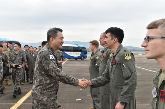 김승겸 합참의장이 19일 미 전략폭격기 B-52H 작전요원들을 격려하고 있다. 합참 제공