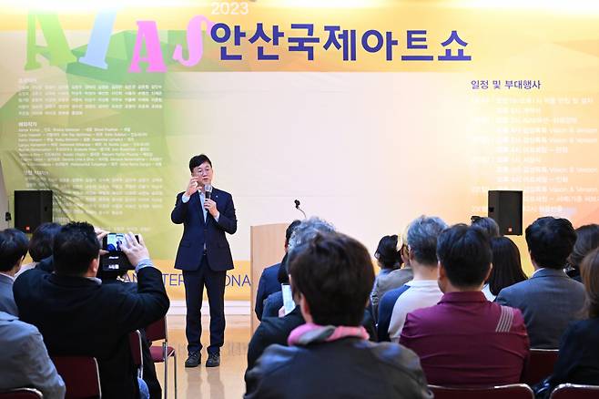 이민근 안산시장이 축사를 하고있다.[안산시 제공]