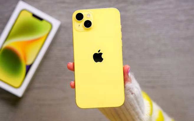 애플이 올해 3월 선보인 노란색 아이폰14. [유튜브 ‘iJustine’]