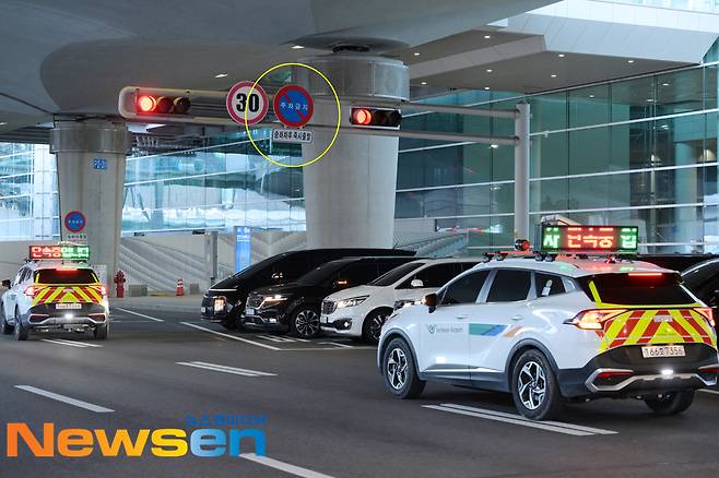 ‘5대 불법 주·정차’에 해당하는 버스정류장 10m이내 주차구역에 불법 주차한 엘즈업(EL7Z UP) 멤버들의 차량 7대를 공항 직원이 단속하고 있다.