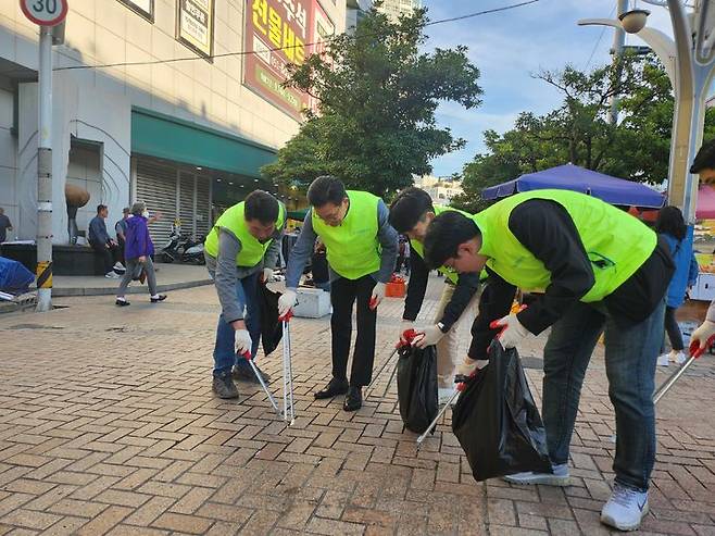 [부산=뉴시스] 18일 부산농협 임직원들이 부전시장과 부전역 일대에서 플로깅 캠페인을 진행하고 있다. (사진=부산농협 제공) *재판매 및 DB 금지