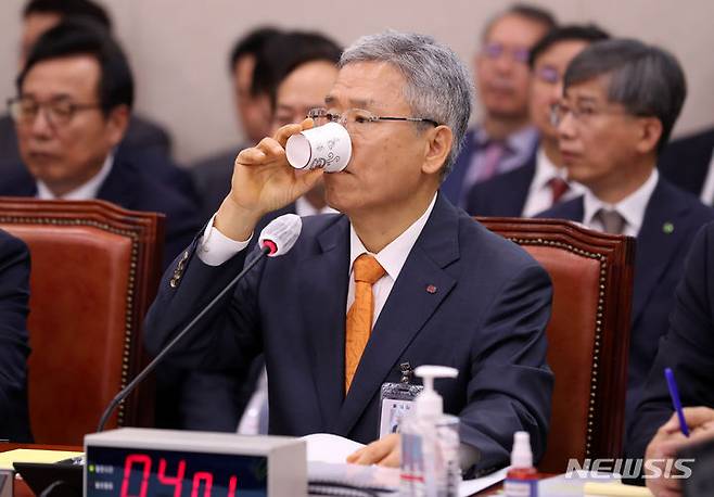 [서울=뉴시스] 이영환 기자 = 김동철 한국전력공사 사장이 19일 오후 서울 여의도 국회에서 열린 산업통상자원중소벤처기업위원회 국정감사에서 물을 마시고 있다. 2023.10.19. 20hwan@newsis.com