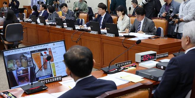 국민의힘 윤창현 의원이 19일 국회 정무위원회 국정감사에서 김홍일 국민권익위원장에게 질의하고 있다. 샴푸와 트리트먼트를 들고나온 윤 의원은 더불어민주당 이재명 대표의 경기도지사 시절 법인카드 유용 의혹을 질의했다. 연합뉴스