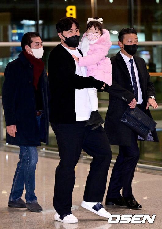 [OSEN=인천공항, 최규한 기자] ‘코리안 몬스터' 류현진(35·토론토 블루제이스)이 2023년 시즌을 준비하기 위해 29일 오전 인천공항을 통해 미국으로 출국했다.류현진은 지난 6월 왼쪽 팔꿈치 인대 접합 수술을 받으며 조기에 시즌을 마쳤다. 그는 예년과 다르게 미국으로 일찍 떠나며 빠르게 내년 시즌 준비에 돌입할 계획이다.류현진이 딸을 품에 안고 출국장에 도착하고 있다. 2022.12.29 / dreamer@osen.co.kr