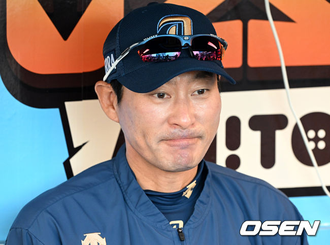 [OSEN=창원, 이대선 기자] 19일 오후 창원NC파크에서 ‘2023 KBO 포스트시즌 와일드카드 결정전 1차전 두산 베어스와 NC 다이노스의 경기가 열렸다.경기에 앞서 NC 강인권 감독이 인터뷰를 하고 있다. 2023.10.19 /