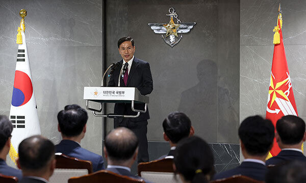 19일 서울 용산구 국방부청사에서 열린 제44·45대 국방부 차관 퇴임 및 취임식에서 김선호 신임 국방부 차관이 취임사를 하고 있다. 국방부 제공