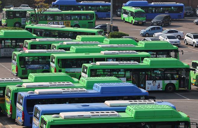 우리나라 버스 운영체계는 공영제, 준공영제, 민영제로 나뉜다. 준공영제와 민영제에도 지자체의 재정 지원금이 투입된다. ⓒ연합뉴스