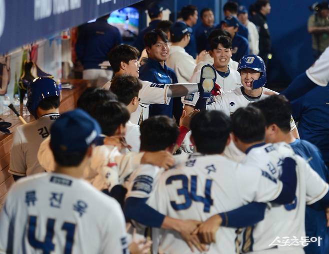 19일 창원NC파크에서 열린 ‘2023 KBO 포스트시즌’ NC 다이노스와 두산 베어스의 와일드카드 1차전 경기에서 7회말 1사 만루 NC의 적시타 때 득점에 성공한 3루주자 박건우가 더그아웃에서 동료들과 기쁨을 나누고 있다. 창원 | 주현희 기자 teth1147@donga.com