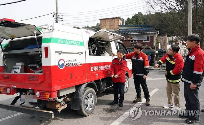 남성현 산림청장, 찾아가는 1일 산불감시원 활동 (대전=연합뉴스) 17일 남성현 산림청장이 산불예방을 위해 광릉숲 일원에 배치된 다목적산불진화방제차량을 점검하고 있다.2023.3.17 [산림청 제공. 재판매 및 DB 금지] kjunho@yna.co.kr