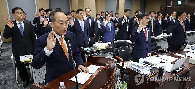 증인 선서하는 추경호 부총리 (세종=연합뉴스) 김주형 기자 = 추경호 경제부총리 겸 기획재정부 장관이 19일 오전 세종시 정부세종청사에서 열린 국회 기획재정위원회의 기획재정부에 대한 국정감사에서 선서하고 있다. 2023.10.19 kjhpress@yna.co.kr