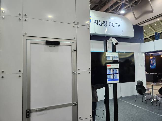 국제치안산업대전에 전시된 범죄 피해자를 위한 지능형 CCTV 무선형과 유선형 [촬영 윤보람]