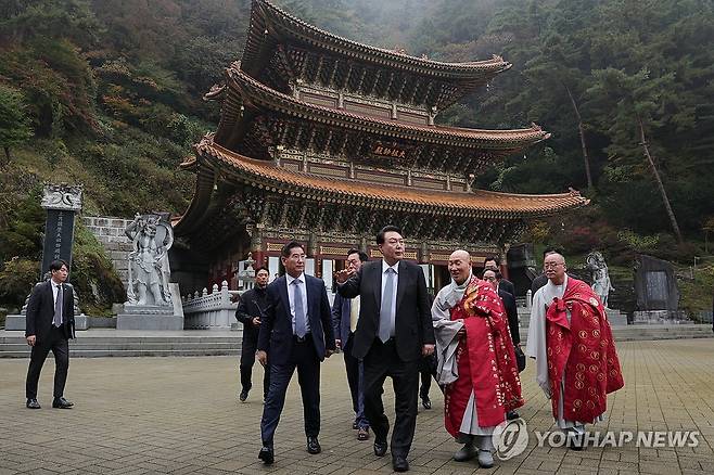 천태종 본산 구인사 방문한 윤석열 대통령 (단양=연합뉴스) 임헌정 기자 = 윤석열 대통령이 19일 오후 충북 단양의 천태종 본산인 구인사를 방문, 대조사전을 참배한 뒤 점심 공양을 위해 이동하고 있다. 2023.10.19 [대통령실 제공. 재판매 및 DB 금지] kane@yna.co.kr