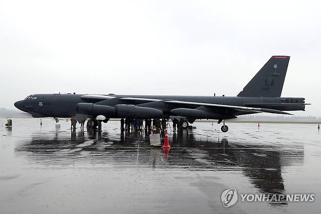 청주 공군기지에 착륙한 미군 전략폭격기 B-52H (서울=연합뉴스) 19일 미군 전략폭격기 B-52H '스트래포트리스'가 청주 공군기지에 착륙해 있다. 
    주한미군은 이날 B-52H의 착륙을 언론에 공개했다. 2023.10.19 [국방부 제공. 재판매 및 DB 금지] photo@yna.co.kr